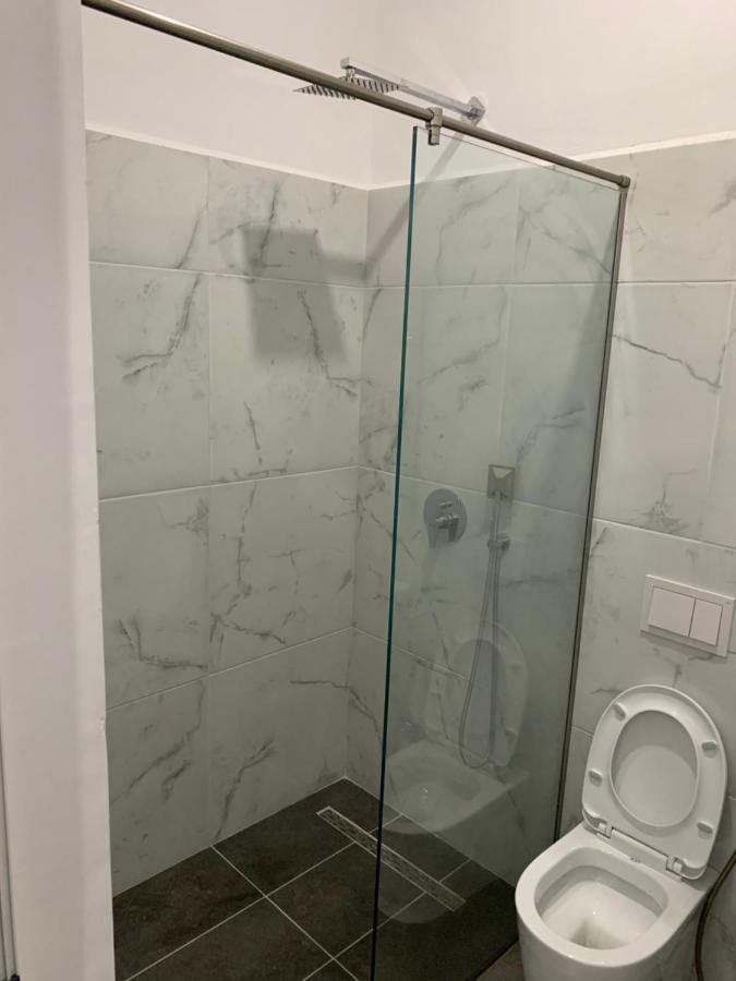 Hotel Restaurant Deso Shijak Eksteriør bilde